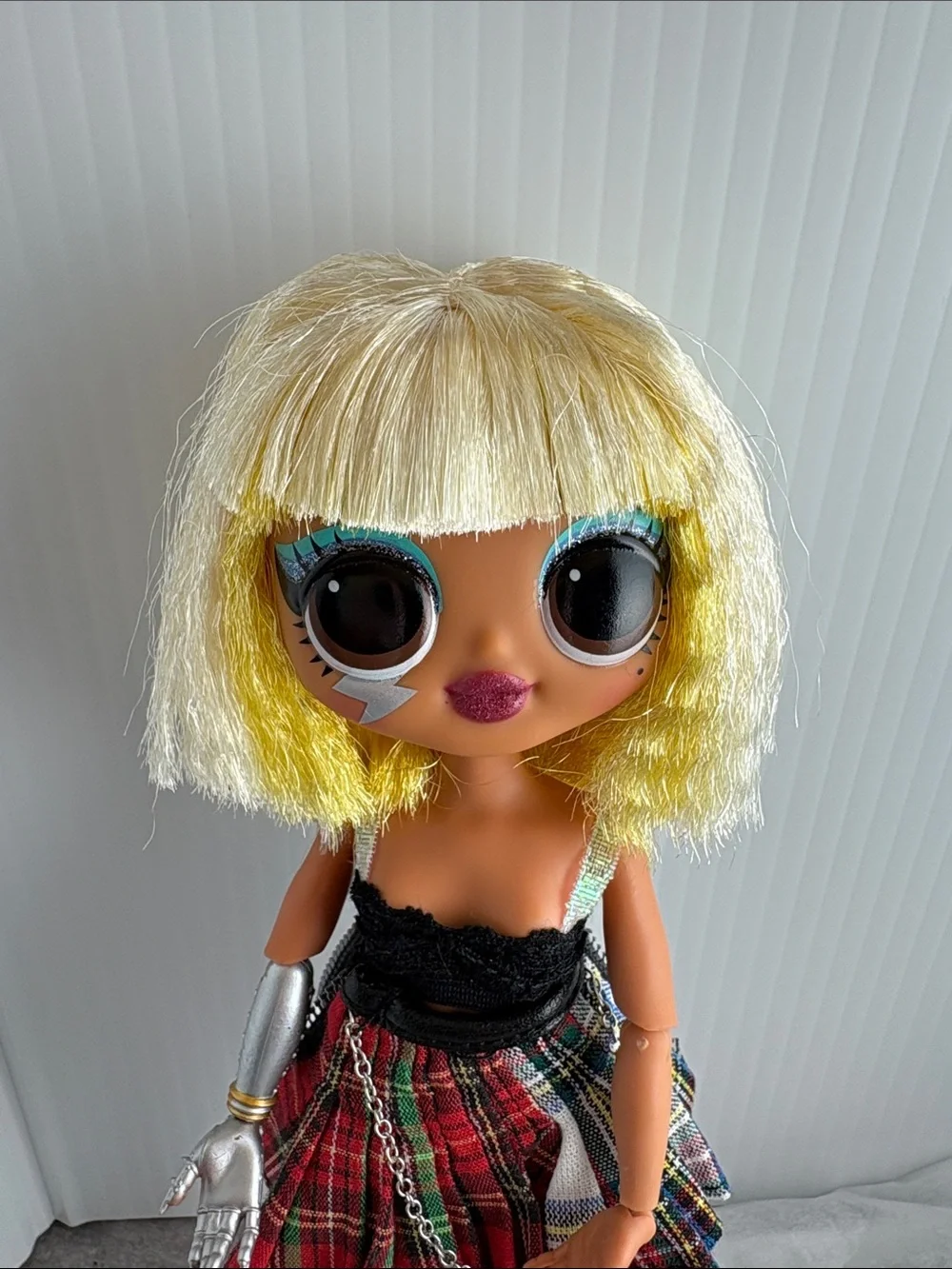 LOL Surprise OMG Remix Fame Queen Fashion Doll Plaid Skirt Outfit